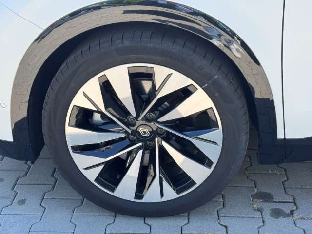 Fahrzeugbild eines Renault Rafale