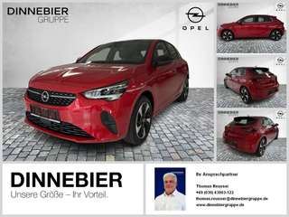 Schräge Frontansicht auf einen Opel Corsa , freigestellt