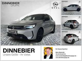 Schräge Frontansicht auf einen Opel Corsa , freigestellt