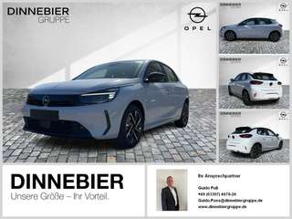 Schräge Frontansicht auf einen Opel Corsa , freigestellt