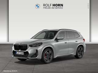 Schräge Frontansicht auf einen BMW X1 , freigestellt