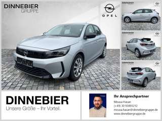 Schräge Frontansicht auf einen Opel Corsa , freigestellt