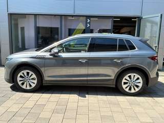 Schräge Frontansicht auf einen Skoda ELROQ , freigestellt