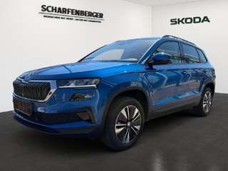 Schräge Frontansicht auf einen Skoda Karoq , freigestellt