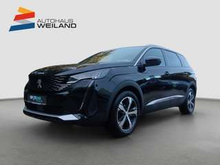 Schräge Frontansicht auf einen Peugeot 5008 , freigestellt