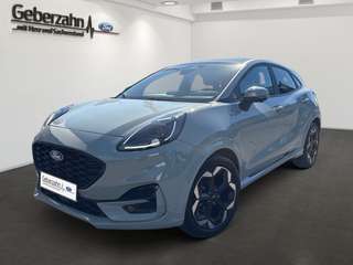 Schräge Frontansicht auf einen Ford Puma , freigestellt