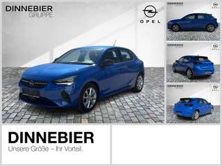 Schräge Frontansicht auf einen Opel Corsa , freigestellt
