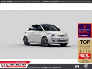 Schräge Frontansicht auf einen Fiat 500 , freigestellt