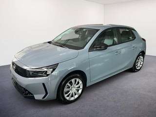 Schräge Frontansicht auf einen Opel Corsa , freigestellt