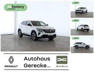 Schräge Frontansicht auf einen Renault Austral , freigestellt