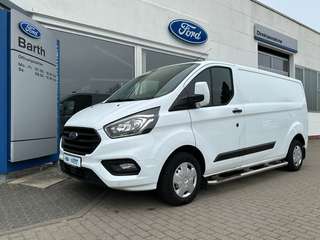 Schräge Frontansicht auf einen Ford Transit Custom , freigestellt