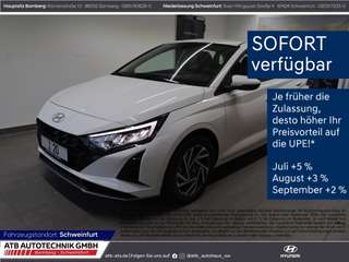 Schräge Frontansicht auf einen Hyundai i20 , freigestellt