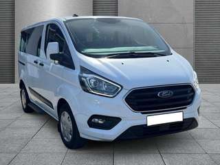 Schräge Frontansicht auf einen Ford Transit Custom , freigestellt