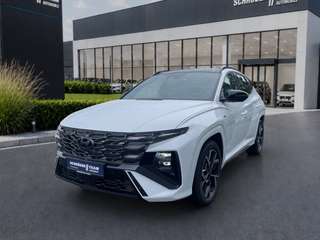 Schräge Frontansicht auf einen Hyundai Tucson , freigestellt
