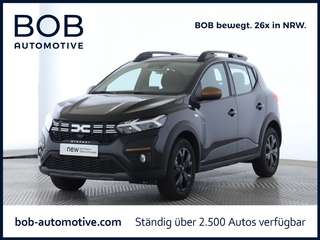Schräge Frontansicht auf einen Dacia Sandero , freigestellt