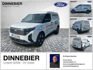 Schräge Frontansicht auf einen Ford Transit Courier , freigestellt