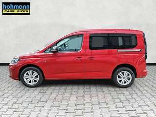 Schräge Frontansicht auf einen Volkswagen Caddy , freigestellt