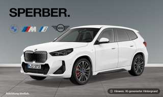 Schräge Frontansicht auf einen BMW iX1 , freigestellt