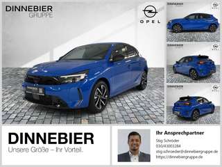 Schräge Frontansicht auf einen Opel Corsa , freigestellt