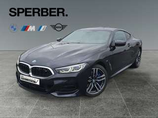 Schräge Frontansicht auf einen BMW 8er-Reihe , freigestellt