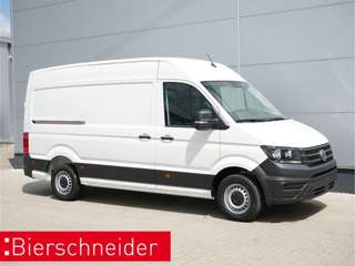 Schräge Frontansicht auf einen Volkswagen Crafter , freigestellt