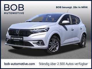 Schräge Frontansicht auf einen Dacia Sandero , freigestellt