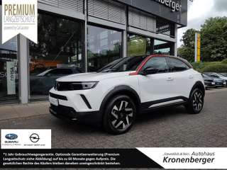 Schräge Frontansicht auf einen Opel Mokka , freigestellt