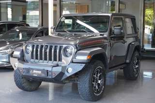 Schräge Frontansicht auf einen Jeep Wrangler , freigestellt
