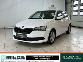 Schräge Frontansicht auf einen Skoda Fabia , freigestellt
