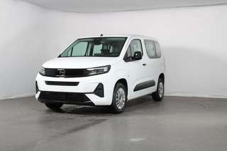 Schräge Frontansicht auf einen Opel Combo , freigestellt
