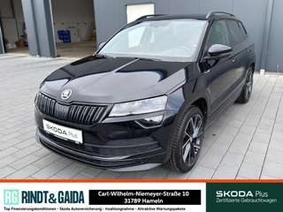 Schräge Frontansicht auf einen Skoda Karoq , freigestellt