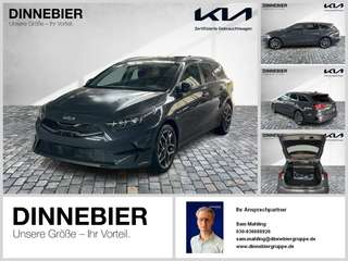 Schräge Frontansicht auf einen Kia cee'd , freigestellt