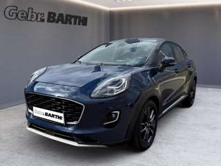 Schräge Frontansicht auf einen Ford Puma , freigestellt