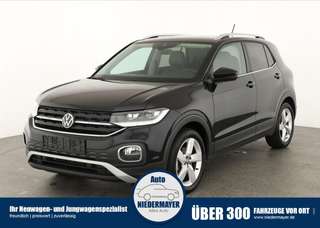 Schräge Frontansicht auf einen Volkswagen T-Cross , freigestellt