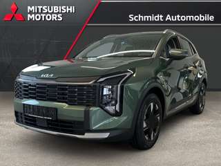 Schräge Frontansicht auf einen Kia Sportage , freigestellt