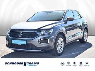 Schräge Frontansicht auf einen Volkswagen T-Roc , freigestellt
