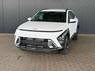 Schräge Frontansicht auf einen Hyundai Kona , freigestellt