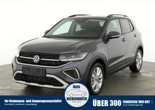 Schräge Frontansicht auf einen Volkswagen T-Cross , freigestellt