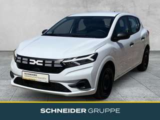 Schräge Frontansicht auf einen Dacia Sandero , freigestellt