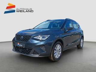 Schräge Frontansicht auf einen SEAT Arona , freigestellt