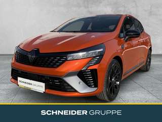 Schräge Frontansicht auf einen Renault Clio , freigestellt