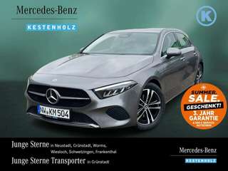 Schräge Frontansicht auf einen Mercedes-Benz A-Klasse , freigestellt