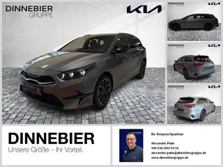 Schräge Frontansicht auf einen Kia cee'd , freigestellt