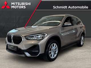 Schräge Frontansicht auf einen BMW X1 , freigestellt