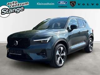 Schräge Frontansicht auf einen Volvo XC40 , freigestellt