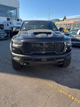 Schräge Frontansicht auf einen Dodge RAM , freigestellt