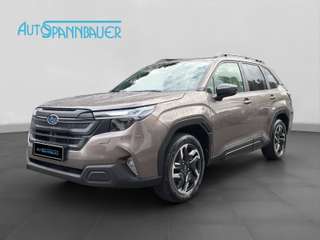 Schräge Frontansicht auf einen Subaru Forester , freigestellt