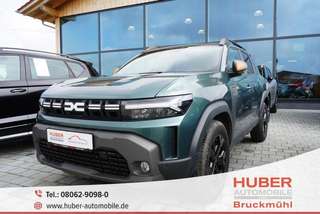 Schräge Frontansicht auf einen Dacia Duster , freigestellt