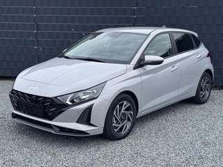 Schräge Frontansicht auf einen Hyundai i20 , freigestellt