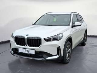 Schräge Frontansicht auf einen BMW X1 , freigestellt